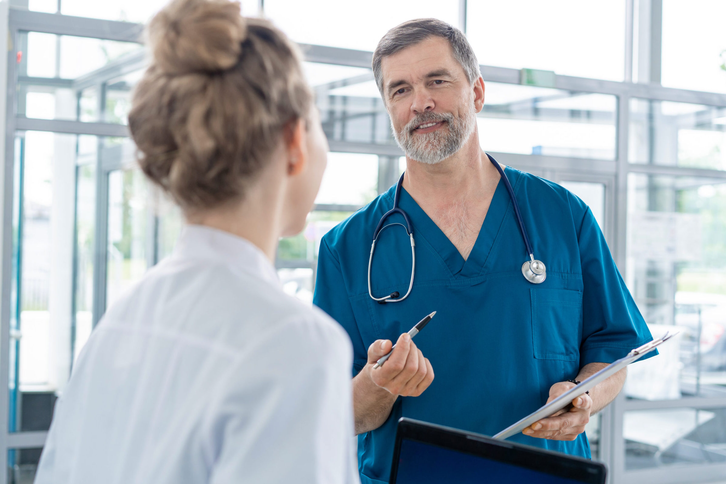 Doctor,In,Discussion,With,Nurse,At,Nurses,Station,Or,Hospital